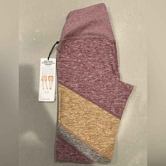 ALO Yoga Leggings - Picture 2 of 7